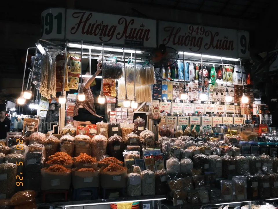 Bàn ăn tại Nguyễn Bá Dần